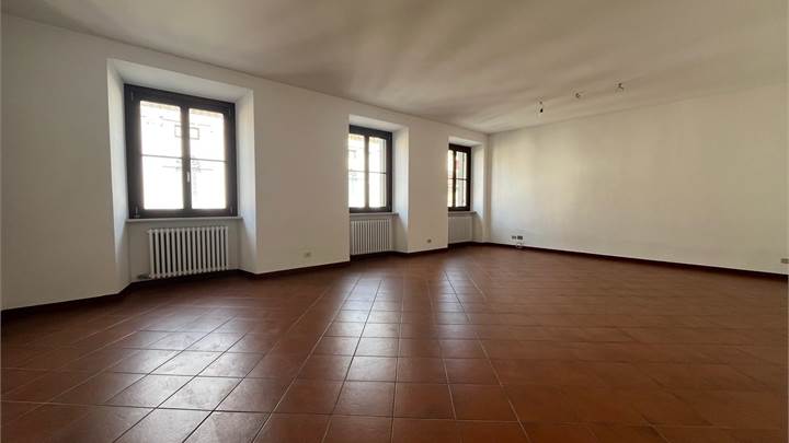 AFFITTASI APPARTAMENTO  2 camere , studio,  ampia  mansarda 