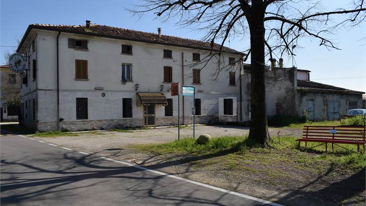 PLURI  UNITA' IMMOBILIARE con giardino 