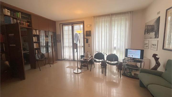 STANZA  IN STUDIO MEDICO  CON USO SEGRETERIA  