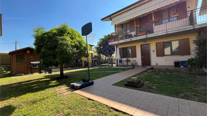 Vendesi villetta a schiera al piano terra  2 camere 