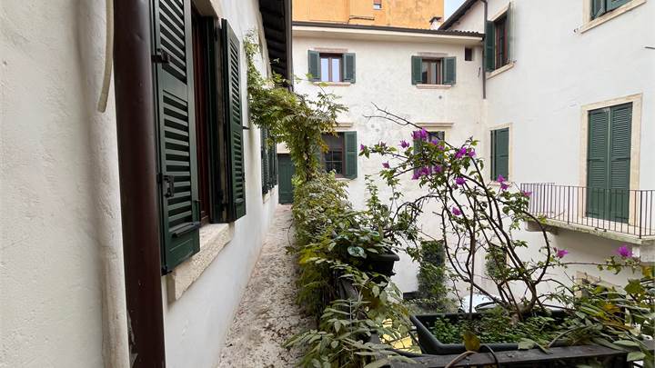 AFFITTASI APPARTAMENTO  DI AMPIE MATRATURE   